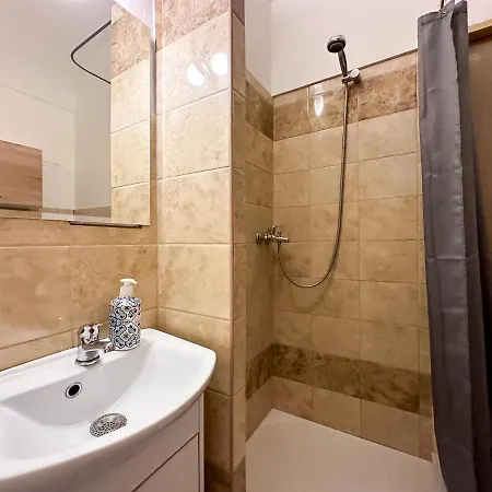 Old Town Apt. A/c And Parking *