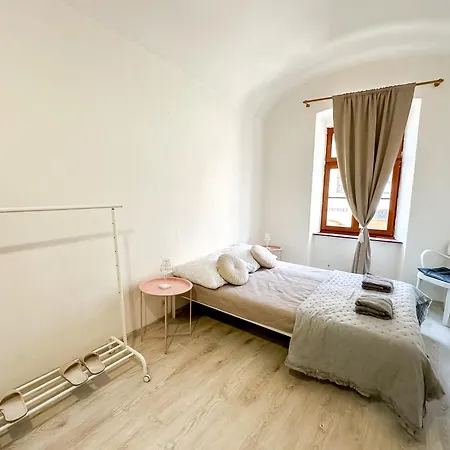 Old Town Apt. A/c And Parking *