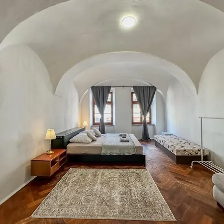 Old Town Apt. A/c And Parking Apartment