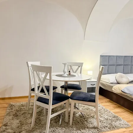 Old Town Apt. A/c And Parking *